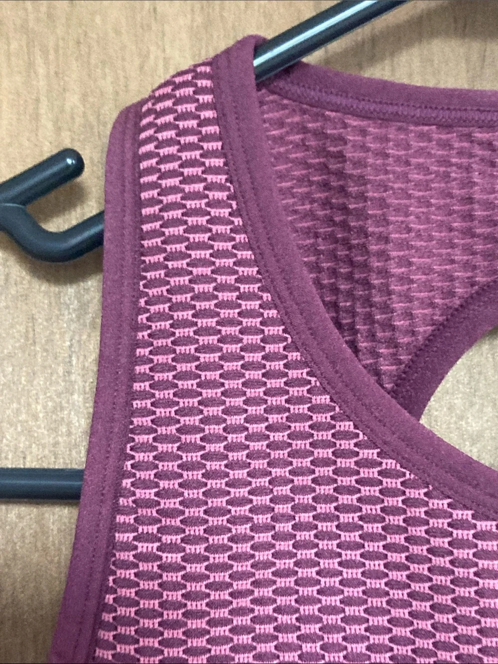 Tahari sport bubble knit keyhole sports bra top S / M
